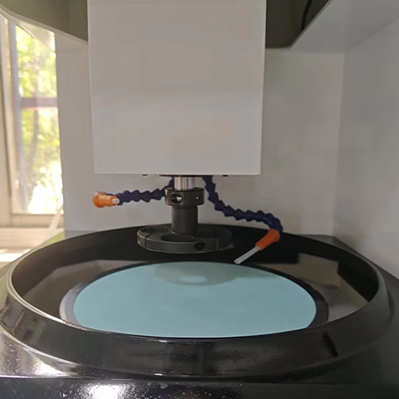 ZMP-1000D智能自动精密定量研磨机采用触摸屏PLC系统，自动控制磨削量，是一款科研级精密研磨设备。实现对一些精密期间的定量减薄、精准定深研磨而研发的一款定量研磨机。